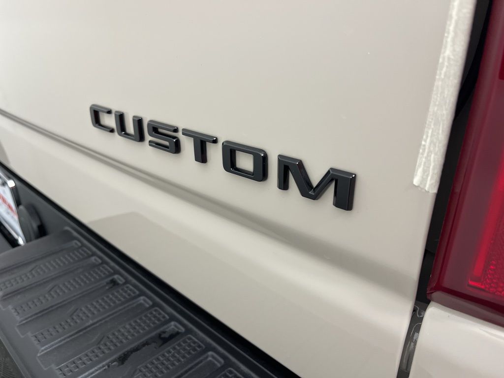 Thumbnail: 2026 Chevrolet Silverado 2500 - 21