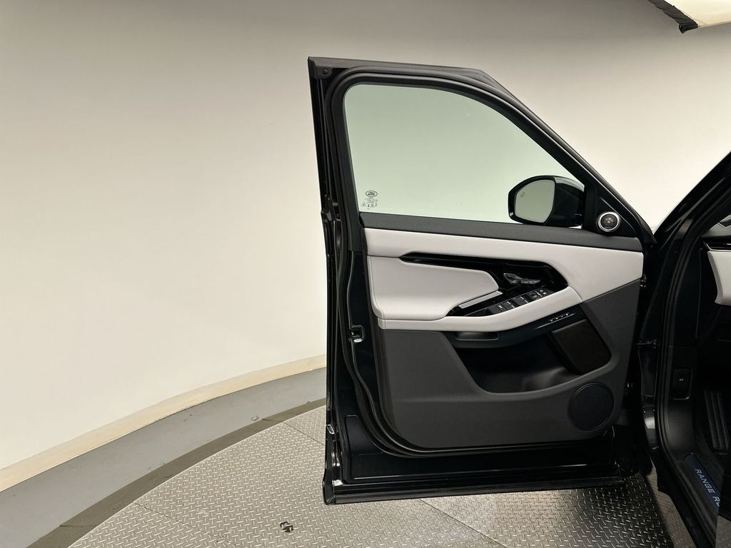 Thumbnail: 2026 Land Rover Range Rover Evoque - 9