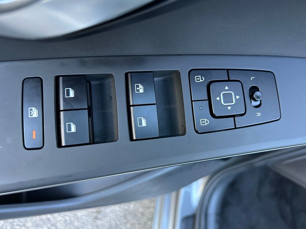 Thumbnail: 2023 Kia Niro - 16