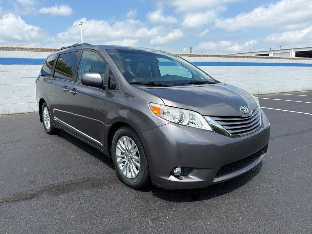 Thumbnail: 2017 Toyota Sienna - 7