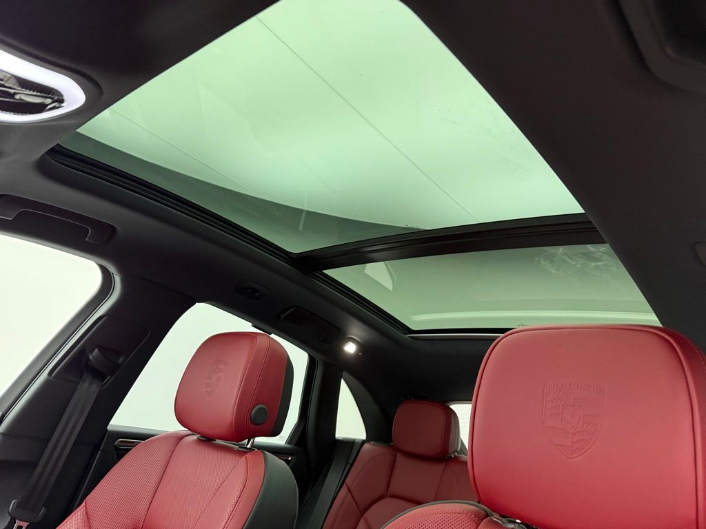 Thumbnail: 2025 Porsche Macan - 22