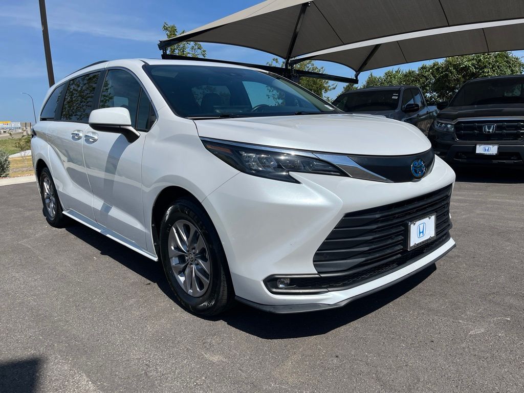 Thumbnail: 2025 Toyota Sienna - 3