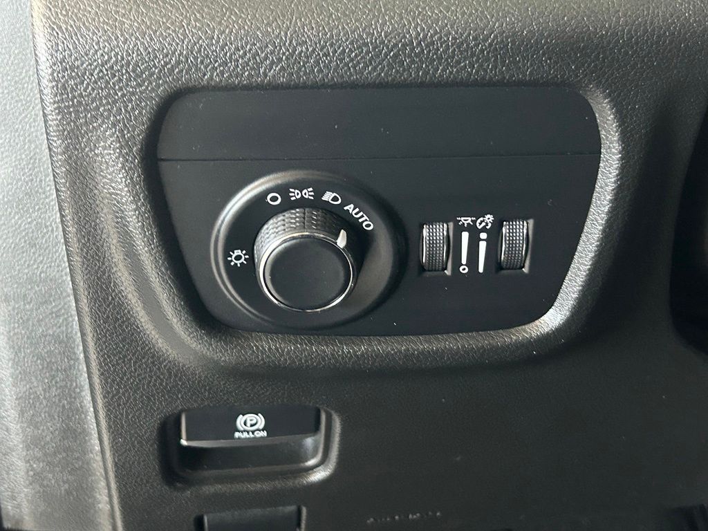 Used 2023 Diamond Black Crystal Pearlcoat Jeep Altitude image 21