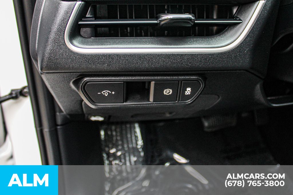 Used 2025 White Kia LXS image 29