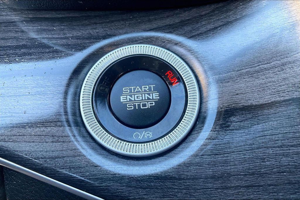 JeepGrand Cherokee L28