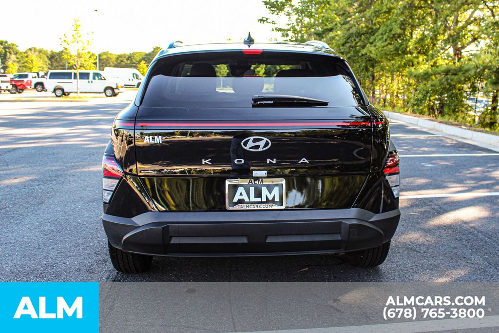 Used 2025 Black Hyundai SEL image 9