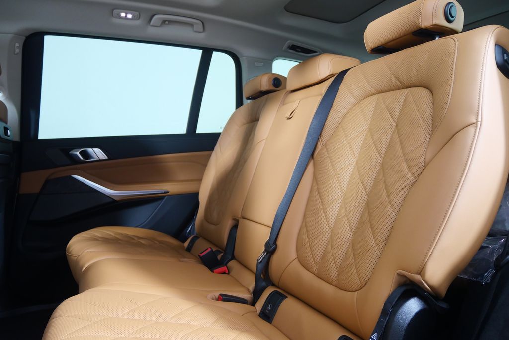 Thumbnail: 2026 BMW X7 - 15