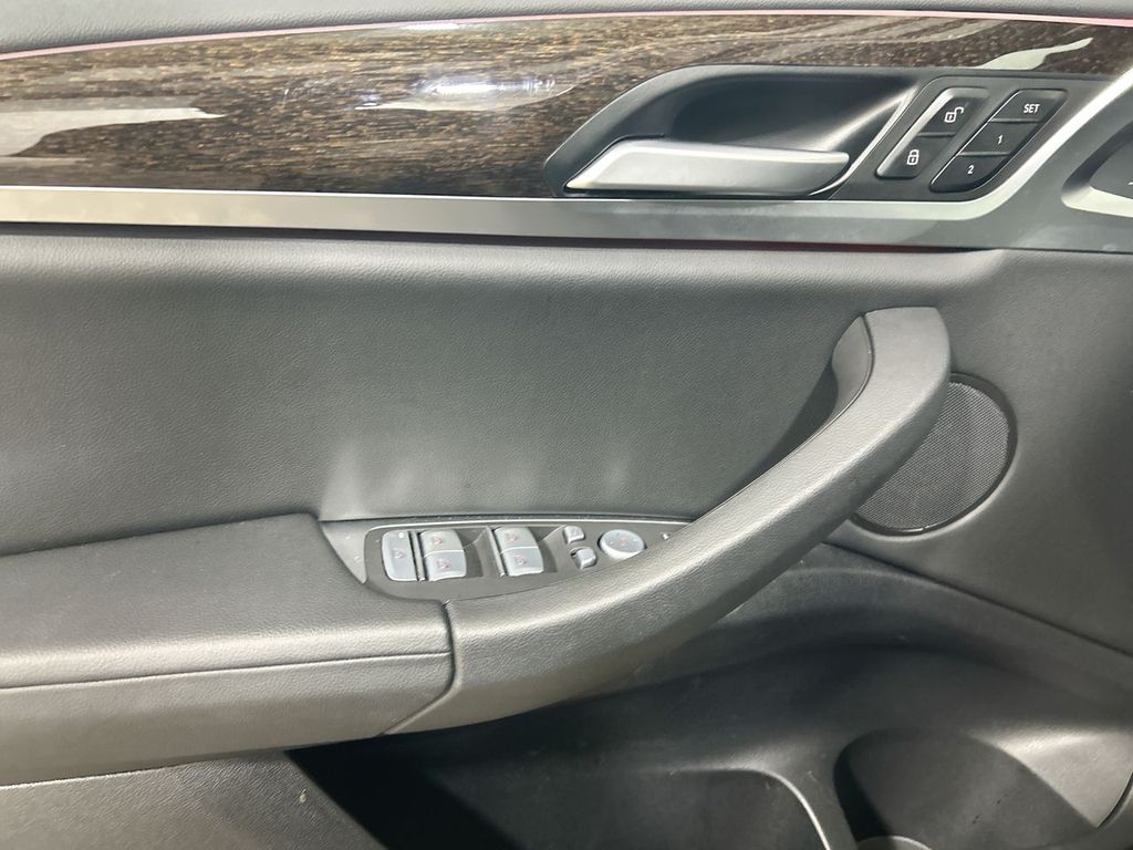 Thumbnail: 2025 BMW X4 - 11