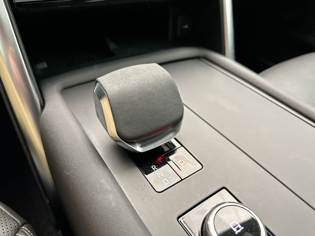 Thumbnail: 2023 Land Rover Discovery - 12