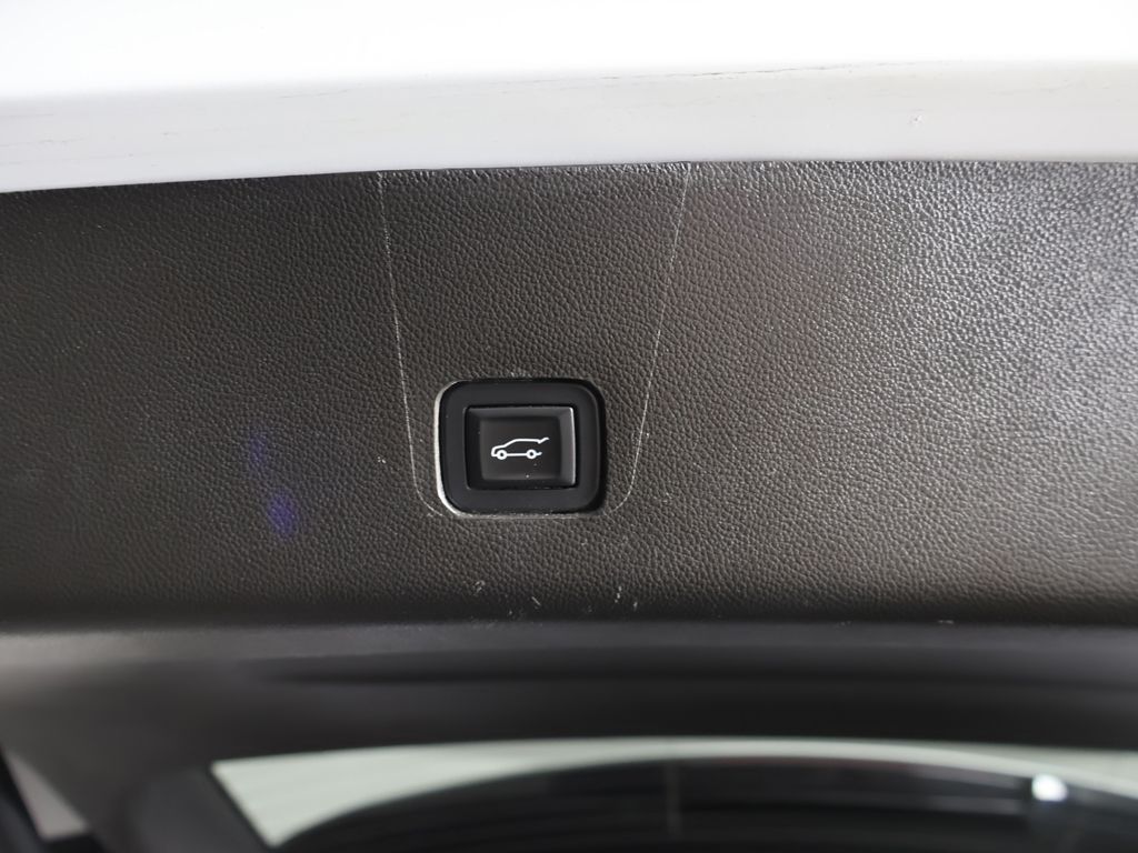 Used 2018 White Chevrolet 3LT image 21
