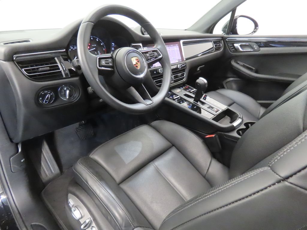 Thumbnail: 2026 Porsche Macan - 4