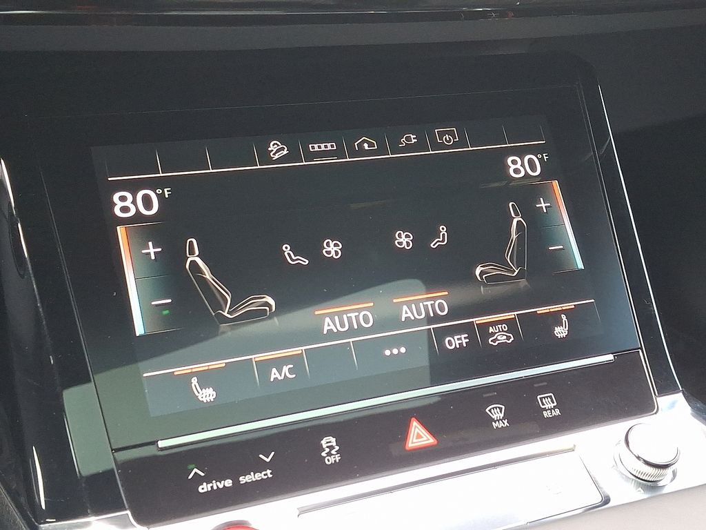 Thumbnail: 2022 Audi e-tron S - 16