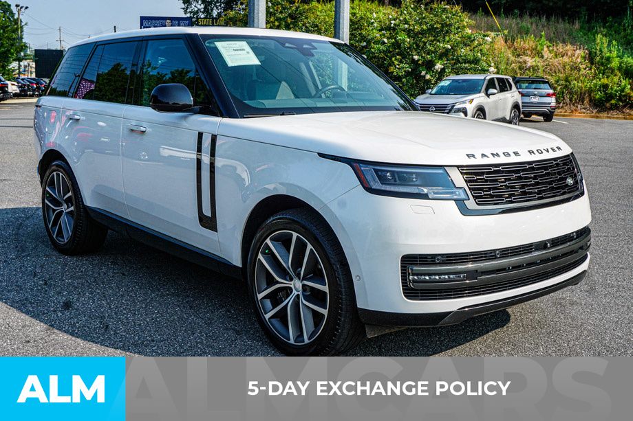 Used 2024 White Land Rover SE image 3
