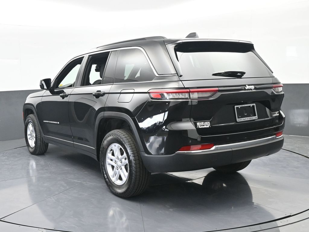 Used 2025 Diamond Black Crystal Pearlcoat Jeep Laredo image 4