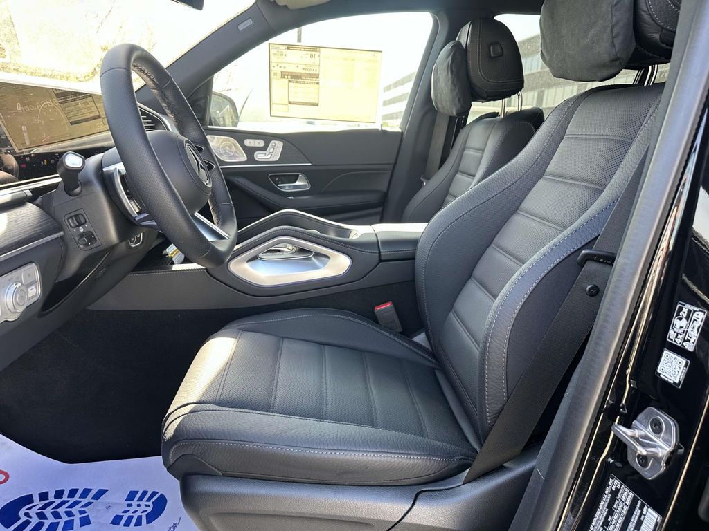 2025 Mercedes-Benz GLS 580 17