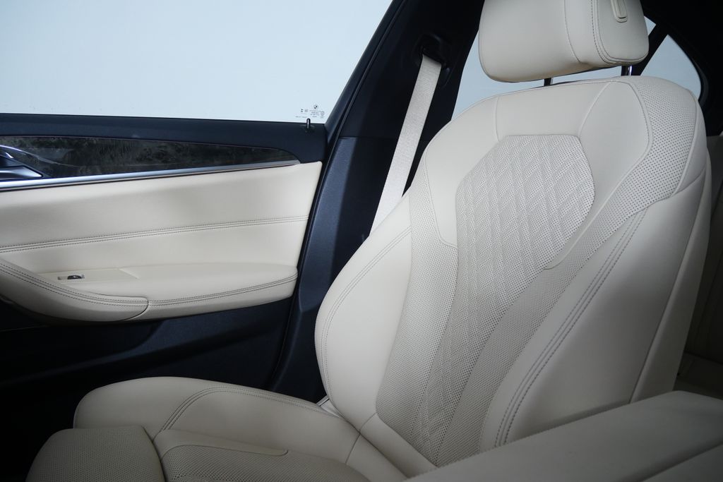 Thumbnail: 2023 BMW 5 Series - 26