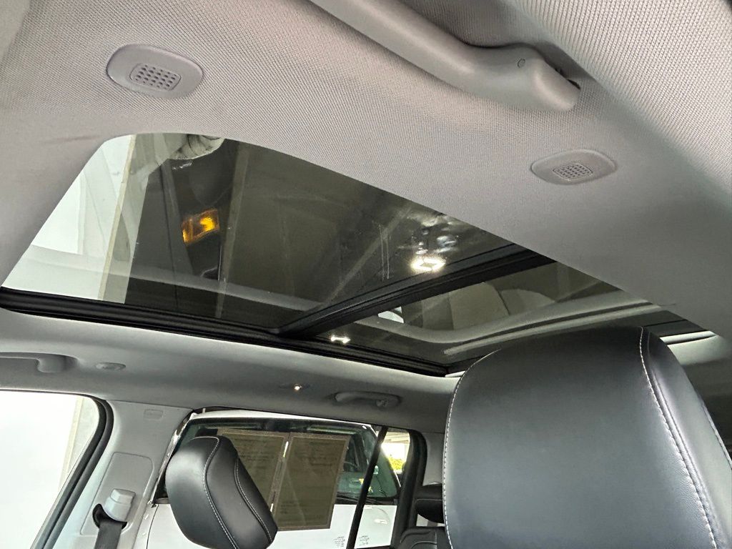 Used 2023 Diamond Black Crystal Pearlcoat Jeep Limited image 8