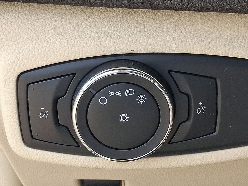 Thumbnail: 2015 Lincoln MKC - 23