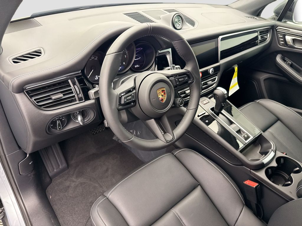 Thumbnail: 2026 Porsche Macan - 4