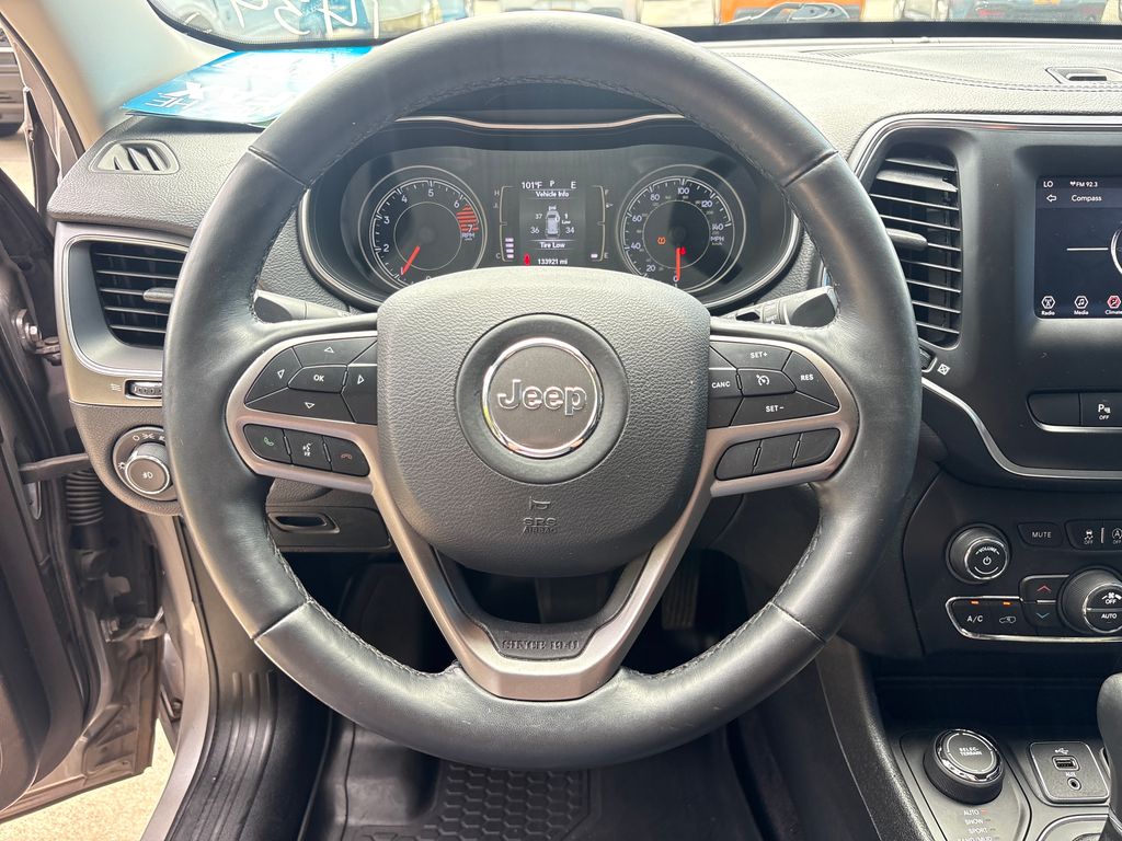 Used 2019 Silver Jeep Latitude Plus image 18