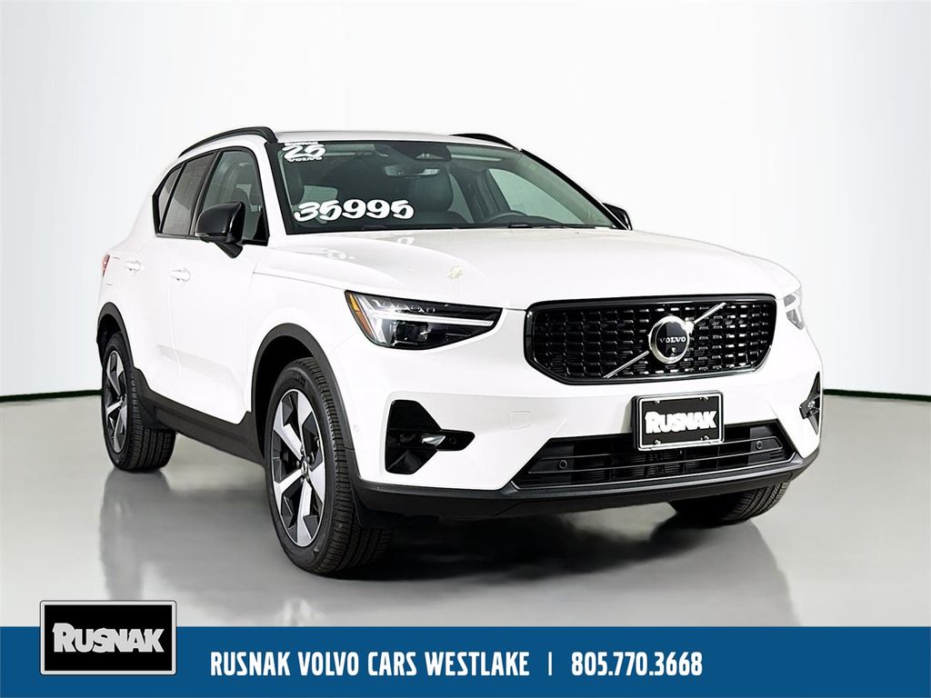 Crystal White Pearl 2025 Volvo XC40 B5 Plus Dark Theme AWD SUV / Crossover All-Wheel Drive Automatic