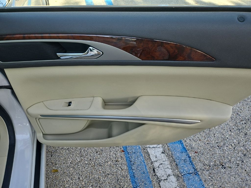 Used 2015 White Lincoln Base image 16