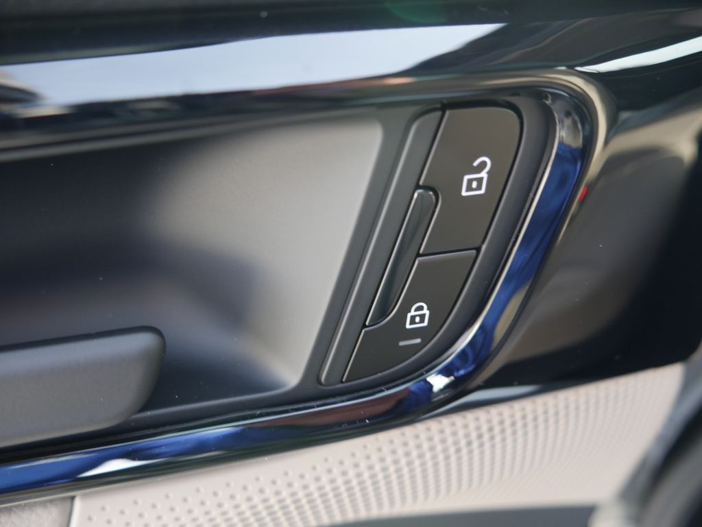 Thumbnail: 2026 Porsche Panamera - 21