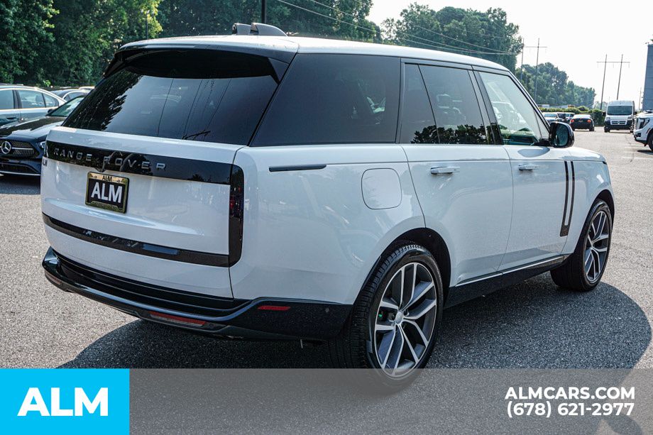Used 2024 White Land Rover SE image 5