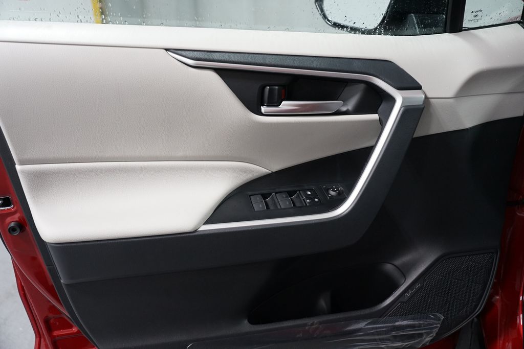 2025 Toyota RAV4 XLE 30