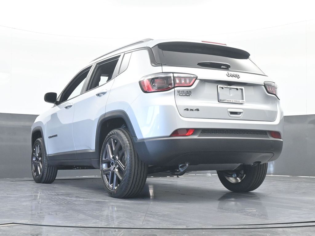 New 2026 silver zynith metallic clearcoat Jeep Latitude image 54