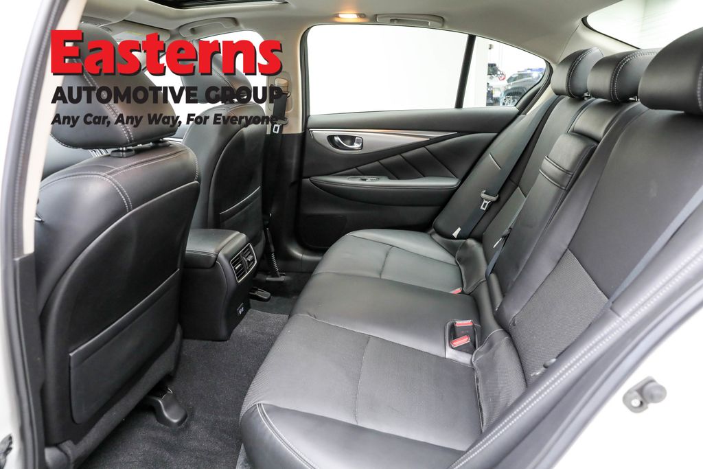 Used 2022 White INFINITI LUXE image 24