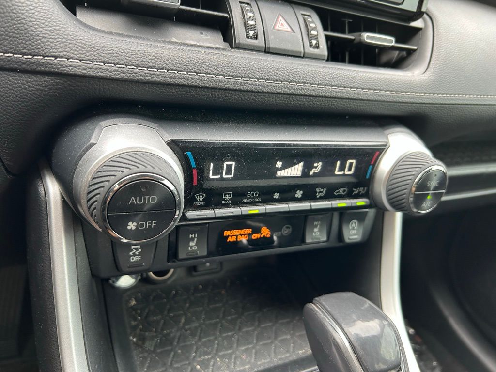 2020 Toyota RAV4 XLE Premium 27