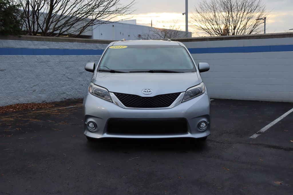 2017 Toyota Sienna SE 8