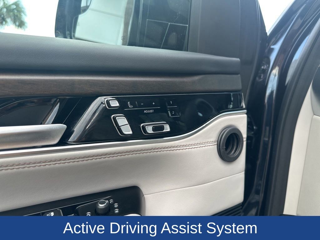 2023 Jeep Grand Wagoneer Base