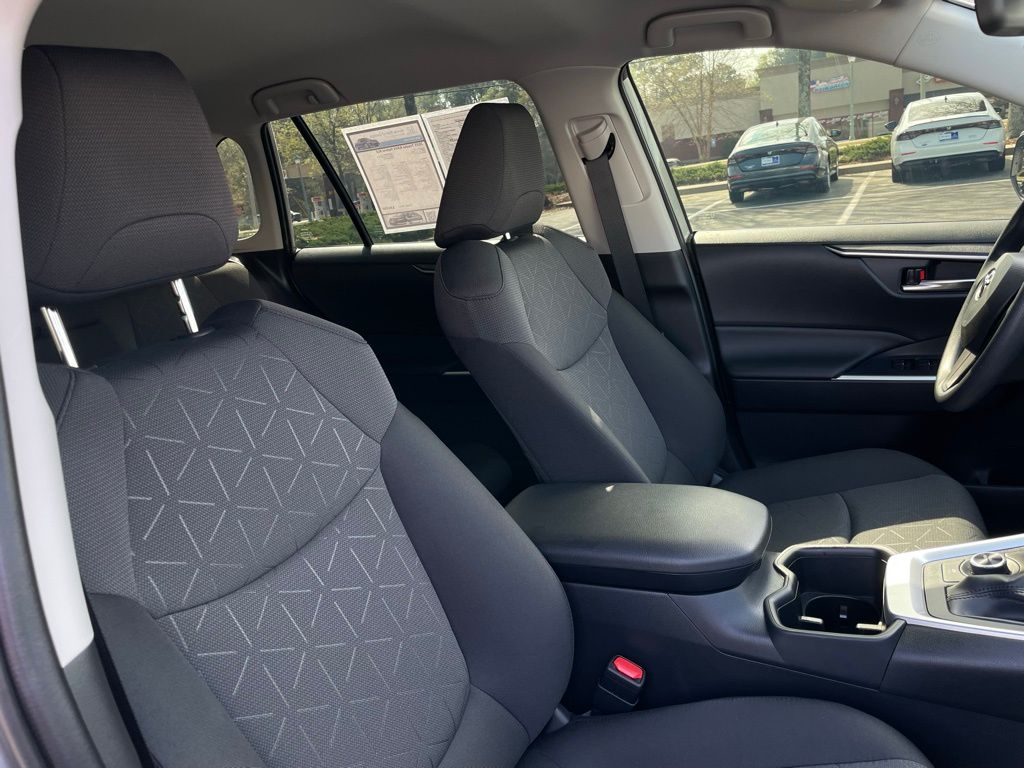 Thumbnail: 2025 Toyota RAV4 - 31