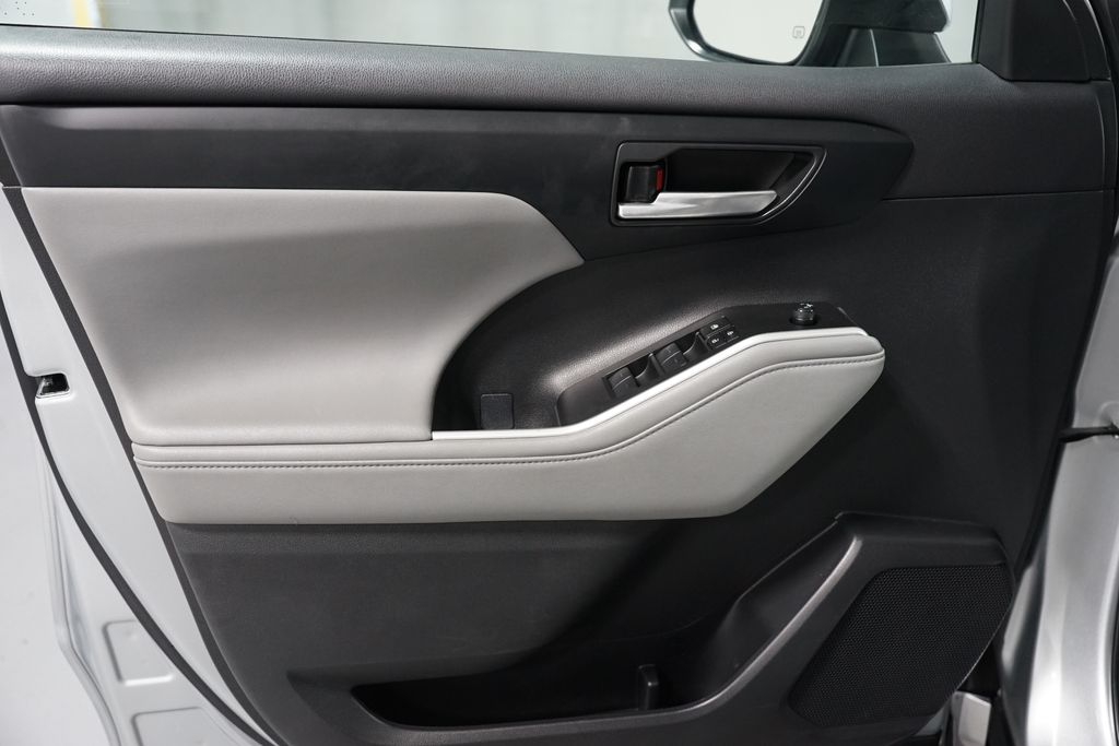 Thumbnail: 2023 Toyota Highlander - 32