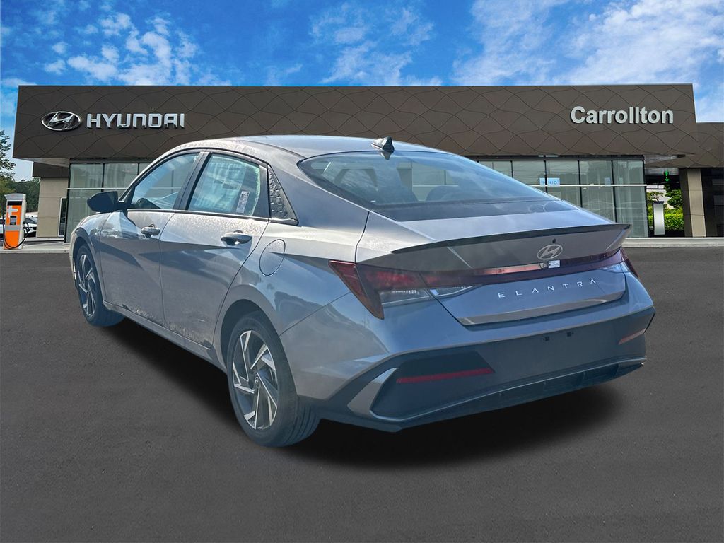 Used 2025 Silver Hyundai SEL Sport image 7