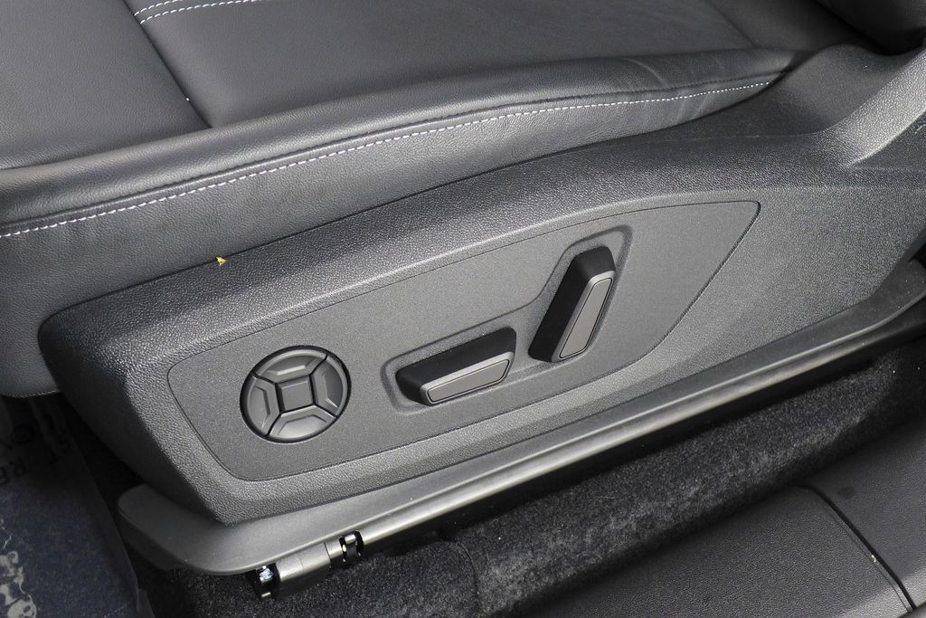 Thumbnail: 2025 Audi Q6 e-tron - 23