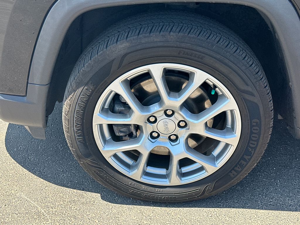 Used 2023 Black Jeep Latitude Lux image 11