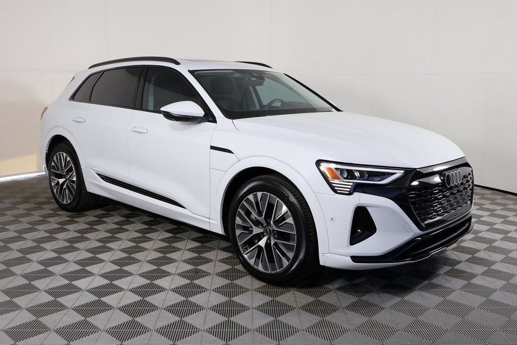 Thumbnail: 2024 Audi Q8 e-tron - 3