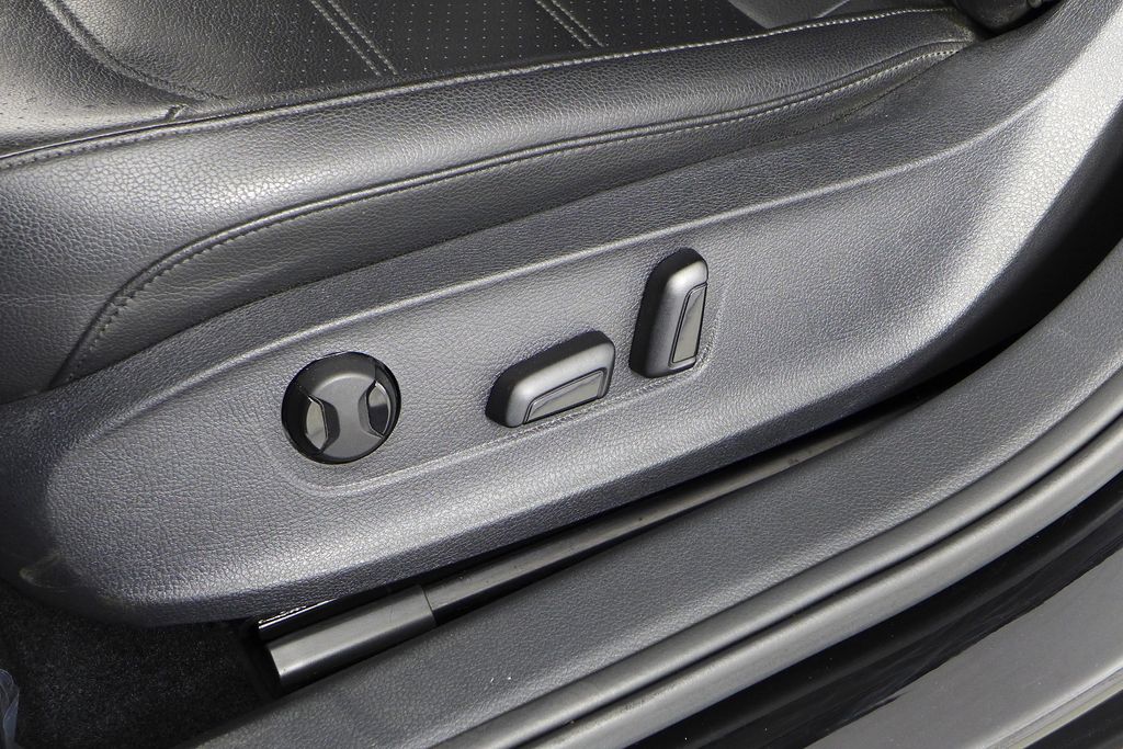 Thumbnail: 2015 Volkswagen Passat - 22