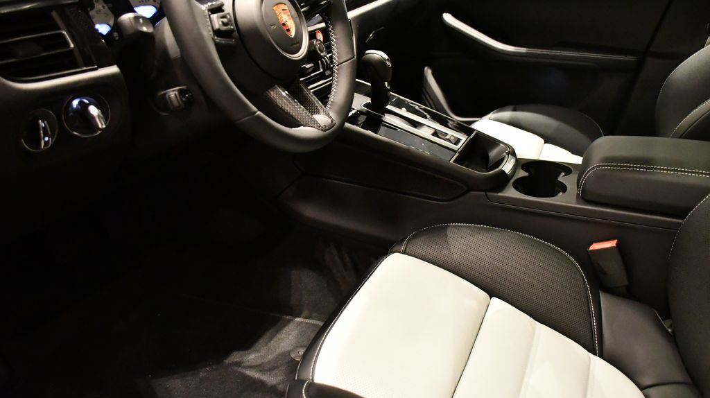 Thumbnail: 2026 Porsche Macan - 20