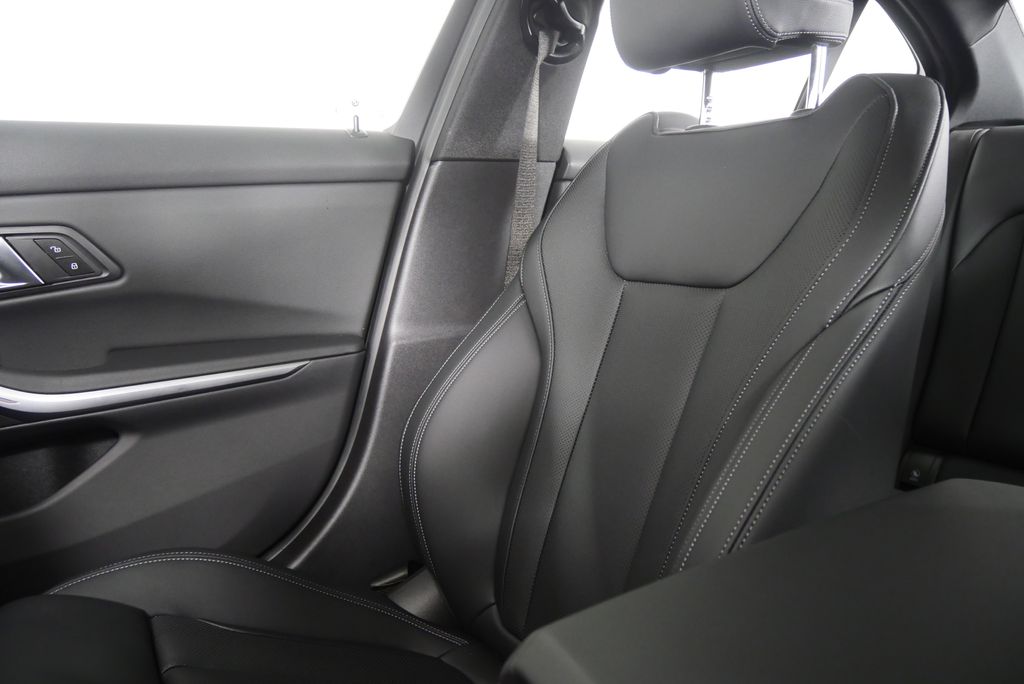 Thumbnail: 2025 BMW 3 Series - 25