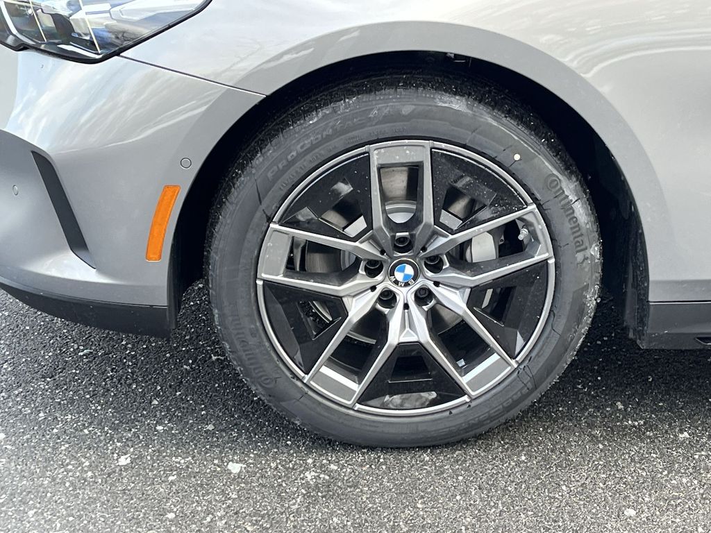 Thumbnail: 2026 BMW 5 Series - 10