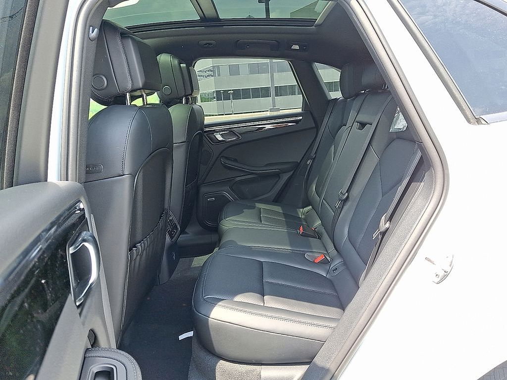 Thumbnail: 2025 Porsche Macan - 12