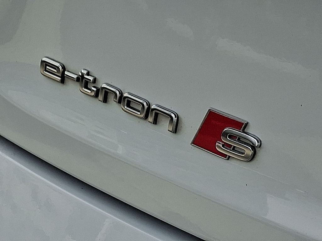 Thumbnail: 2022 Audi e-tron S - 31