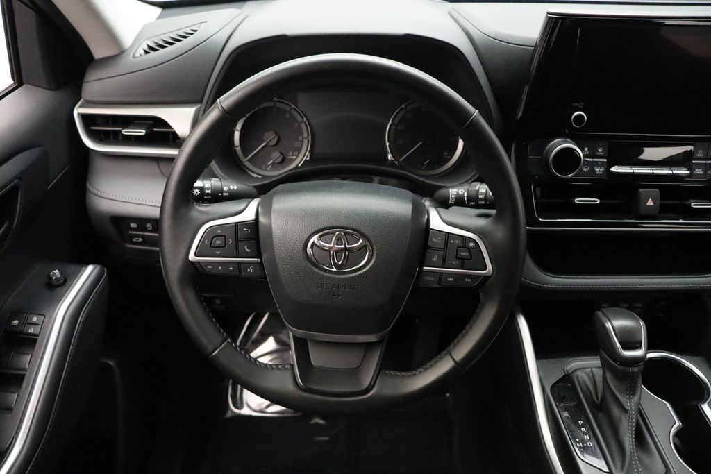 Thumbnail: 2023 Toyota Highlander - 23