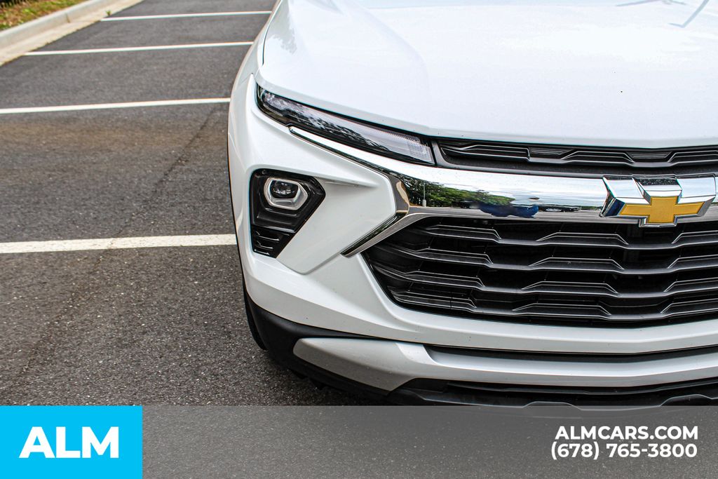 Used 2025 White Chevrolet LT image 12
