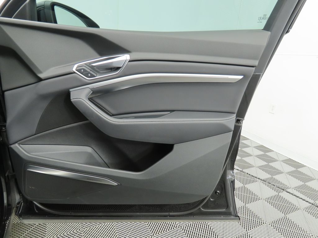 Thumbnail: 2020 Audi e-tron - 25