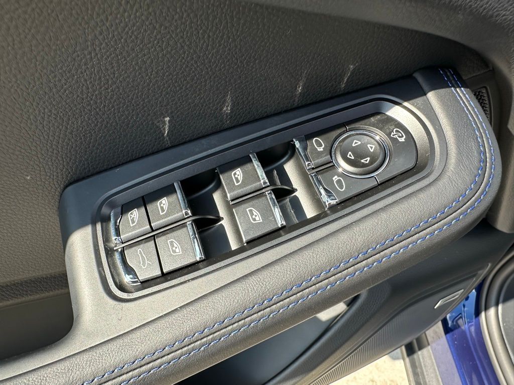 Thumbnail: 2026 Porsche Macan - 20